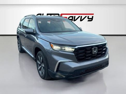 Used 2025 Honda Pilot Touring image 1