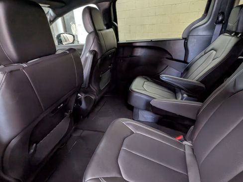 New 2026 Chrysler Pacifica Select image 9