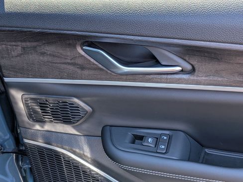 New 2026 Jeep Grand Cherokee Limited RWD image 32