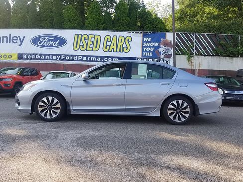 Used 2017 Honda Accord Touring image 3