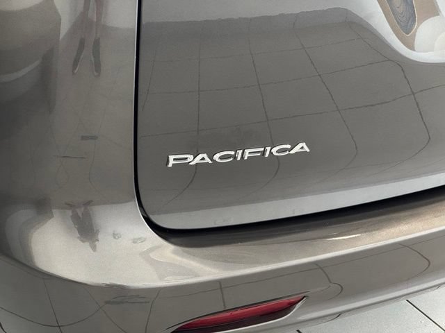 Used 2017 Chrysler Pacifica Touring FWD image 37