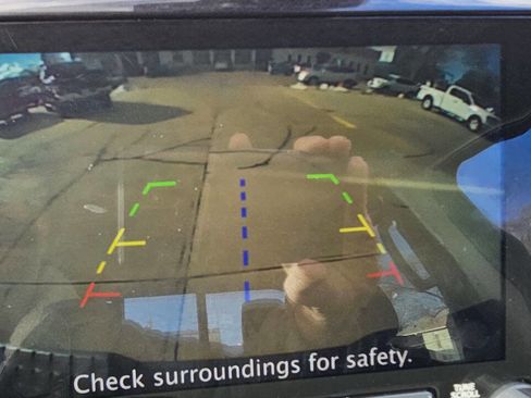 Used 2021 Nissan Titan SV w/ SV Convenience Package image 12