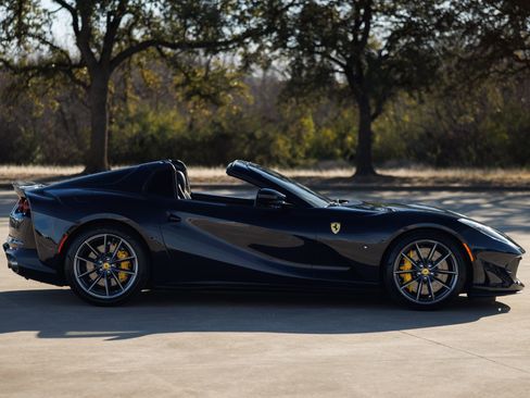 Used 2021 Ferrari 812 GTS image 25