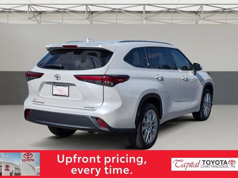 Used 2023 Toyota Highlander Limited FWD image 7