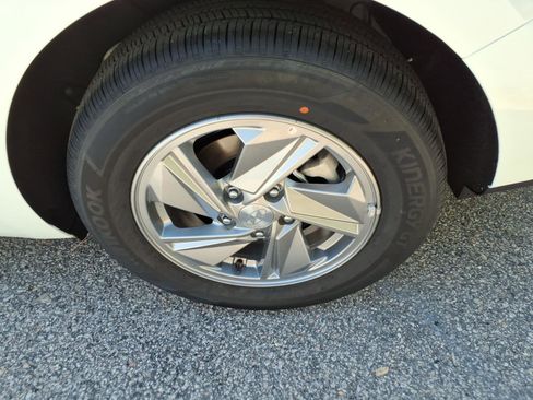 New 2026 Hyundai Elantra SE FWD image 5