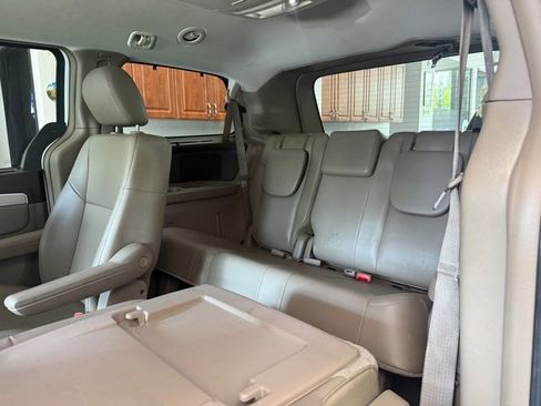 Used 2012 Volkswagen Routan SE FWD image 9