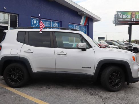 Used 2020 Jeep Renegade Altitude w/ UConnect 8.4 Nav Group FWD image 3