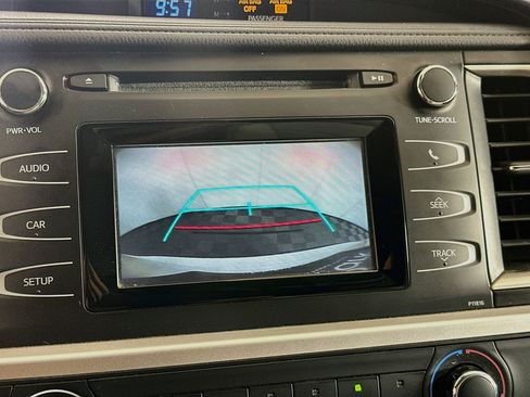 Used 2019 Toyota Highlander LE FWD image 21