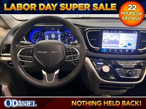 Used 2024 Chrysler Pacifica Touring-L FWD image 3