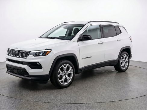 Used 2025 Jeep Compass Latitude AWD/4WD image 3
