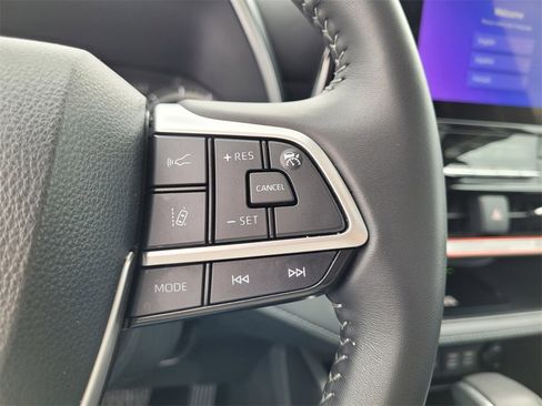 Certified 2025 Toyota Highlander XLE image 28