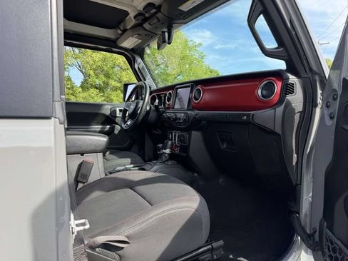 Used 2022 Jeep Wrangler Rubicon w/ Cold Weather Group AWD/4WD image 11