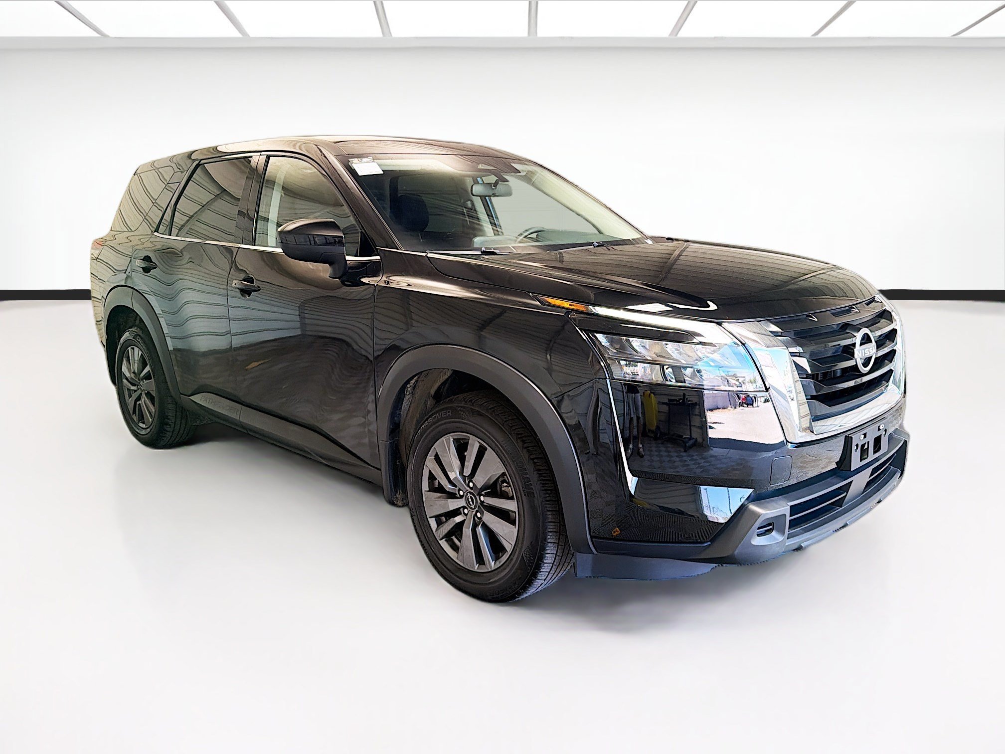 Used 2025 Nissan Pathfinder S FWD image 3