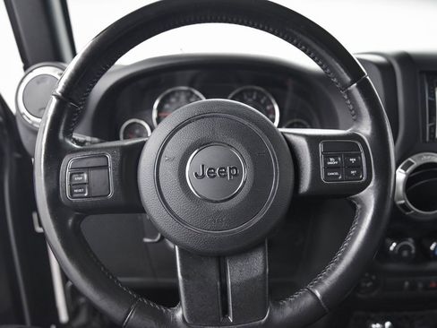 Used 2018 Jeep Wrangler Unlimited Sahara image 16