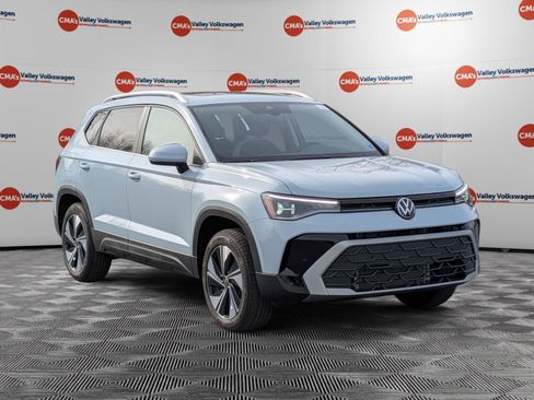New 2026 Volkswagen Taos SE AWD/4WD image 3