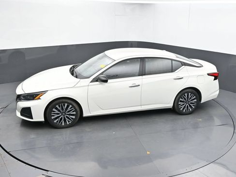 Used 2025 Nissan Altima 2.5 SV FWD image 39