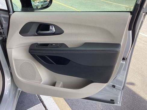 Used 2024 Chrysler Pacifica Limited FWD image 24