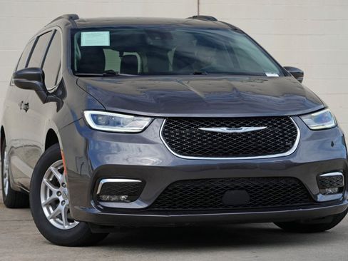 Used 2022 Chrysler Pacifica Touring-L FWD image 2