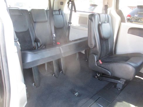 Used 2018 Dodge Grand Caravan SXT image 39