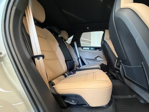 Used 2025 Porsche Cayenne Turbo AWD/4WD image 23
