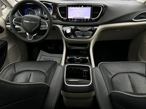 Used 2023 Chrysler Pacifica Limited FWD image 15