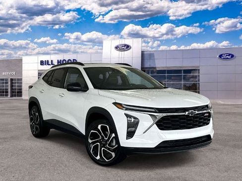 Used 2025 Chevrolet Trax RS w/ Sunroof Package FWD image 1