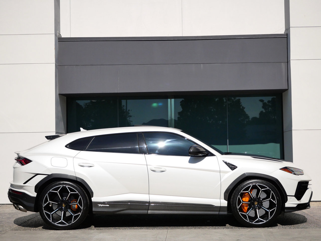 Used 2024 Lamborghini Urus Performante AWD/4WD image 2