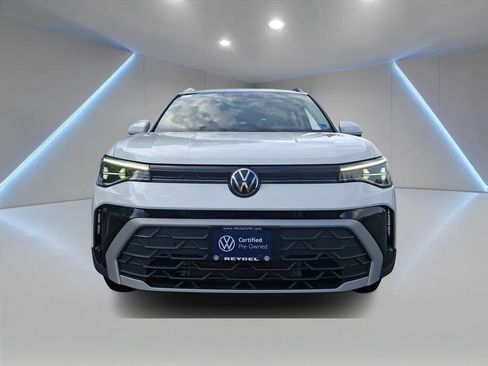 Certified 2025 Volkswagen Taos SE w/ Panoramic Sunroof Package AWD/4WD image 2