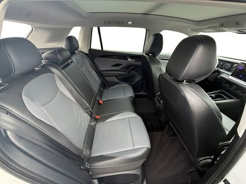 Used 2025 Volkswagen Tiguan SE w/ Panoramic Sunroof Package image 23