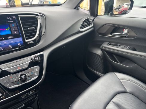 Used 2025 Chrysler Pacifica Select image 32