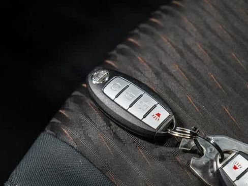 Used 2017 Nissan Rogue SV image 28