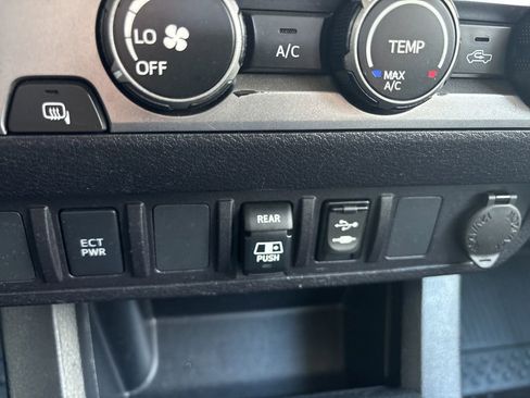 Used 2019 Toyota Tacoma SR5 RWD image 23