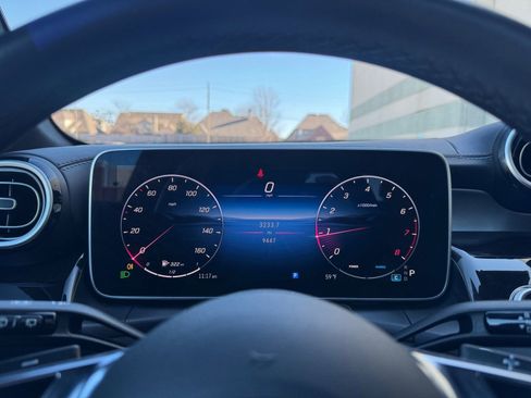 Used 2025 Mercedes-Benz GLC 300 4MATIC image 30