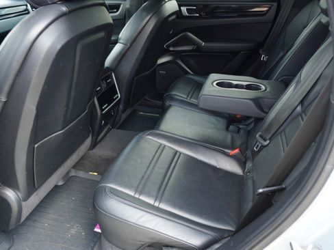 Used 2021 Porsche Cayenne Coupe image 9