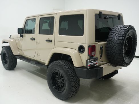 Used 2016 Jeep Wrangler Unlimited Sahara w/ Connectivity Group AWD/4WD image 5