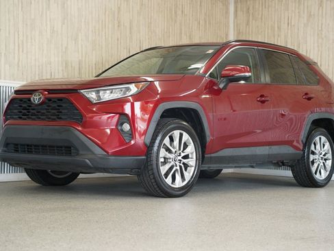 Used 2019 Toyota RAV4 XLE Premium FWD image 4