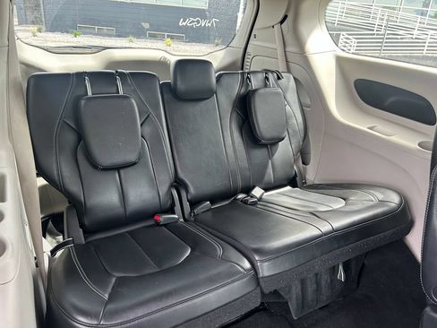 Used 2023 Chrysler Pacifica Touring-L FWD image 31