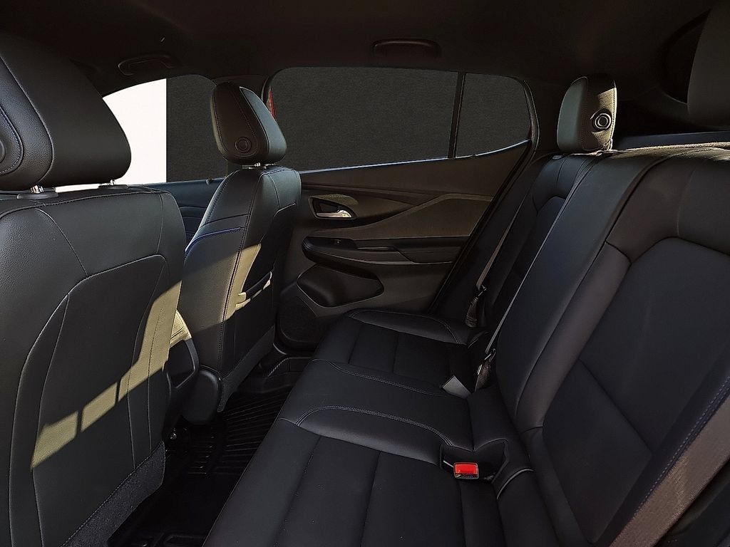 Used 2025 Buick Envista Sport Touring w/ Advanced Safety Package FWD image 9