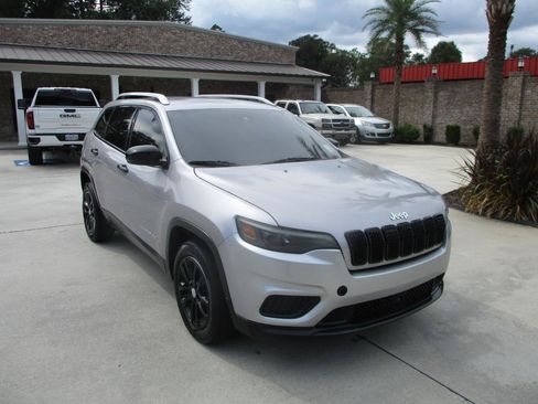 Used 2021 Jeep Cherokee Latitude FWD image 4