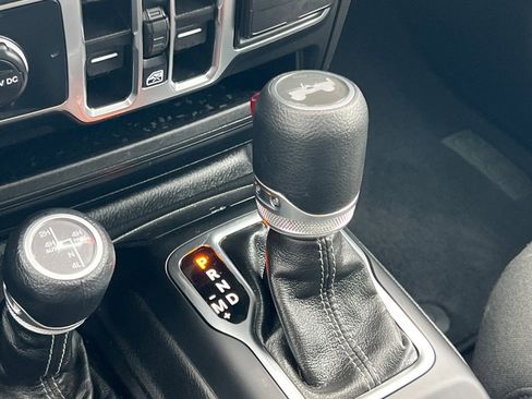 Used 2025 Jeep Wrangler Unlimited Sahara AWD/4WD image 21