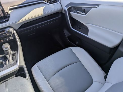 Used 2021 Toyota RAV4 XLE Premium image 18