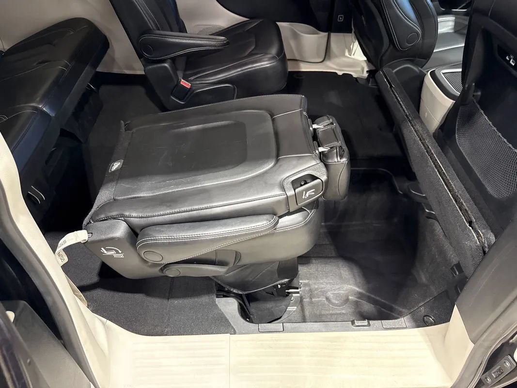 Used 2023 Chrysler Pacifica Touring-L FWD image 68
