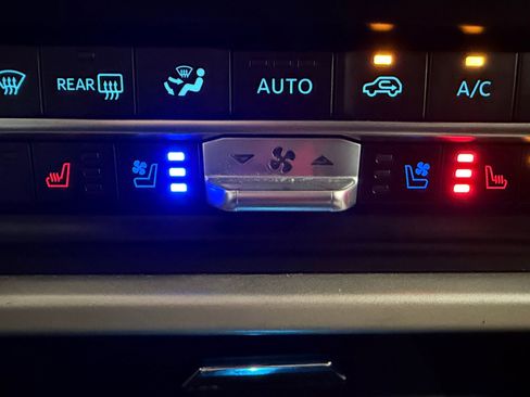 Used 2024 Ford Expedition XLT image 27