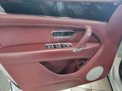 Used 2020 Bentley Bentayga image 11