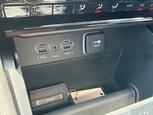 Used 2024 Jeep Grand Cherokee Limited AWD/4WD image 31