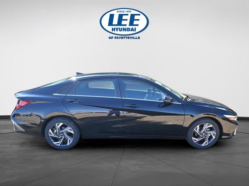 Used 2025 Hyundai Elantra Limited FWD image 2