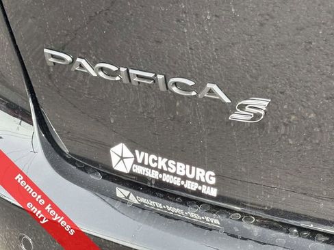 New 2026 Chrysler Pacifica Limited w/ Uconnect Theater Family Group image 45