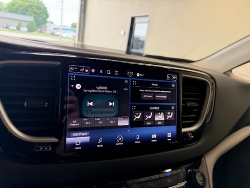 Used 2023 Chrysler Pacifica Touring-L FWD image 16