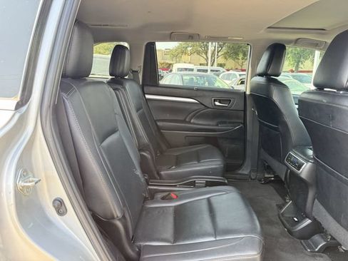 Used 2019 Toyota Highlander XLE AWD/4WD image 32
