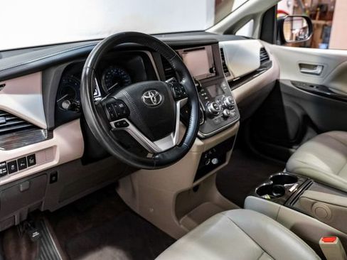 Used 2017 Toyota Sienna XLE Premium image 3